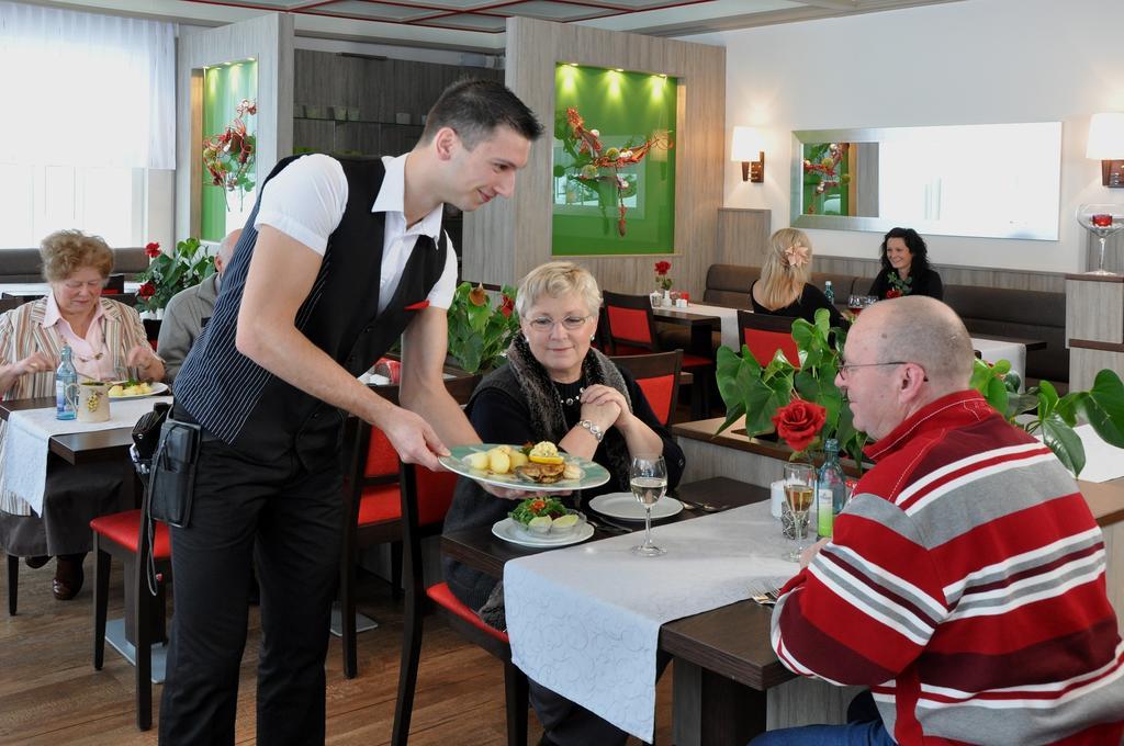 Hotel Gondelfahrt Курорт Юнсдорф Екстериор снимка
